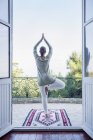 Вид ззаду зрілої жінки робить йогу — стокове фото