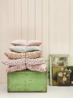 Travesseiros, cômoda e pinturas em casa de campo — Fotografia de Stock