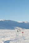 Uomo sci di fondo in inverno — Foto stock