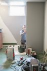 Homem azulejos parede, foco seletivo — Fotografia de Stock