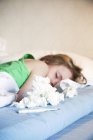 Menina deitada na cama com termômetro, foco seletivo — Fotografia de Stock