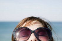 Hochpartie der Frau mit Sonnenbrille, Fokus auf den Vordergrund — Stockfoto