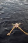 Дівчина з білявим волоссям плаває в озері — стокове фото