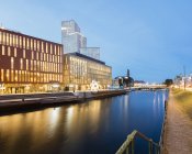 Malmö städtische Gebäude, die sich im Hafenwasser spiegeln — Stockfoto