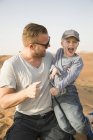 Батько з сином у пустелі, зосередитися на передньому плані — стокове фото