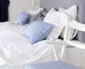 Primer plano del dormitorio con temática azul y blanca - foto de stock
