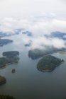 Vue aérienne des îles avec nuages au premier plan, Suède — Photo de stock