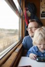 Отец и дочь путешествуют на поезде, дифференциальный фокус — стоковое фото