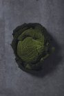 Зеленая савойская капуста на столе — стоковое фото