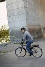 Vista lateral do homem andar de bicicleta, foco em primeiro plano — Fotografia de Stock