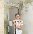 Retrato del hombre renovando el hogar, enfoque en primer plano - foto de stock