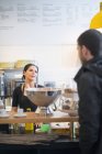 Retrato de mulher trabalhando no café, foco seletivo — Fotografia de Stock