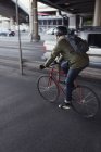 Ciclismo hombre en la ciudad, enfoque selectivo - foto de stock