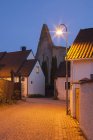 Освітлена стара міська вулиця в сутінках — стокове фото