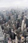 Вид с воздуха на небоскребы и дороги Нью-Йорка — стоковое фото