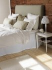 Chambre à coucher avec thème bois et couleur blanche — Photo de stock