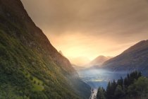Высокий вид туманной горной долины в сумерках — стоковое фото