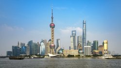 Edifici del distretto finanziario a Shanghai con il fiume Huangpu in primo piano — Foto stock