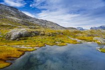 Bergpool und wolkenverhangener Himmel bei mehr og romsdal, Norwegen — Stockfoto