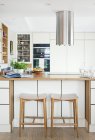 Вид спереди на кухню с деревянной мебелью — стоковое фото
