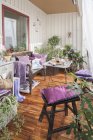 Terrasse confortable avec table et décor violet — Photo de stock