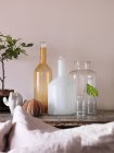 Bottiglie e vasi vuoti sul tavolo — Foto stock
