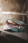 Vista frontale del pane fatto in casa in contenitore metallico — Foto stock
