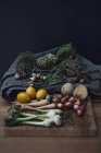 Разнообразие овощей, грибов и лимонов, натюрморт — стоковое фото