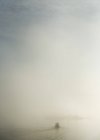Ferry que corre na água ondulada no nevoeiro — Fotografia de Stock