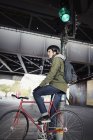Вид сбоку человека, сидящего на велосипеде, селективный фокус — стоковое фото