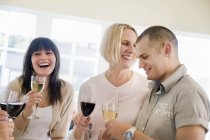 Gente che brinda con il vino, attenzione selettiva — Foto stock