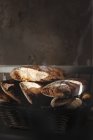 Pão caseiro fresco em cesta com luz solar — Fotografia de Stock