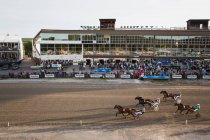 Vista de la competición de carreras de arneses en Sundsvall, Suecia - foto de stock
