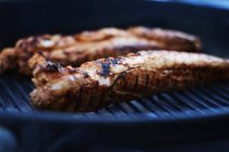 Colpo da vicino di arrosto di carne sulla griglia — Foto stock