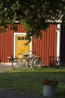 Bicicletas estacionadas frente a la casa a la luz del sol - foto de stock