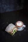 Xícara de chocolate quente e sanduíche na mesa — Fotografia de Stock