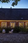 Освещённый задний двор в сумерках, северная Европа — стоковое фото