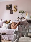 Вид на диван і прикрашену стіну у вітальні — стокове фото