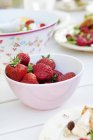 Schüssel mit frisch gepflückten Erdbeeren auf dem Tisch — Stockfoto