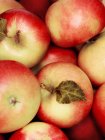Pila de manzanas frescas, vista superior - foto de stock