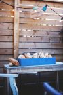 Pan integral casero en recipiente de madera en la mesa - foto de stock