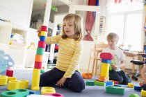 Kinder spielen im Kindergarten, differenzierter Fokus — Stockfoto