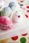 Gros plan des œufs de Pâques colorés, se concentrer sur l'avant-plan — Photo de stock