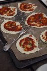 Vista anteriore di variazione di preparazione di pizze — Foto stock