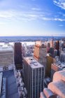 Rascacielos de Nueva York bajo el cielo del atardecer - foto de stock