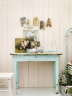 Mesa colorida pastel vintage em casa de campo — Fotografia de Stock