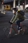 Чоловік їздить на велосипеді в місті, вибірковий фокус — стокове фото