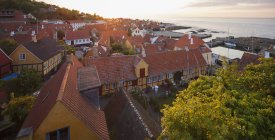 Bornholm case tetti con il Mar Baltico sullo sfondo — Foto stock