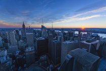 Les gratte-ciel de New York sous le coucher du soleil — Photo de stock