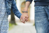 Father and daughter holding hands, middle section — Stock Photo